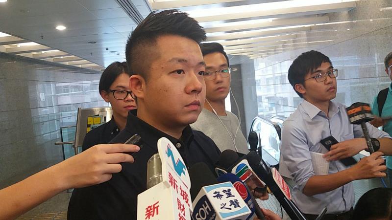 民陣副召集人洪俊毅表示會以「最低限度」的方式, 滿足警方要求.何嘉駿攝