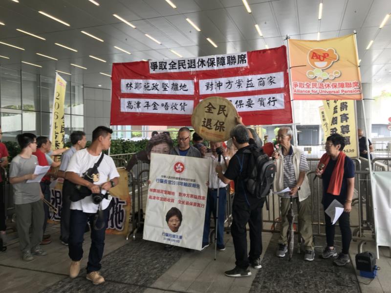 多個團體帶同道具到立法會示威區請願  譚偉志攝