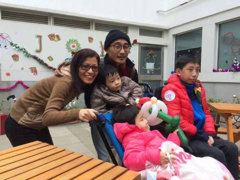 兩位病童晞佑 (粉紅色上衣) 及梓培 (右一) 都是首次參加醫院的聖誕派對 何嘉駿攝