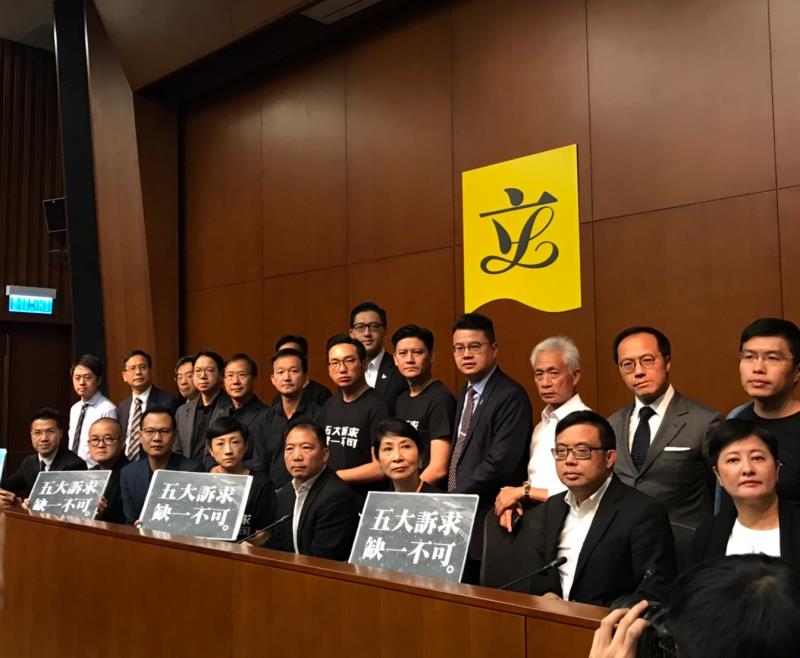 民主派記者會上,有議員批評林鄭月娥, 將近日的社會問題責任轉移到示威者身上 招嘉欣攝
