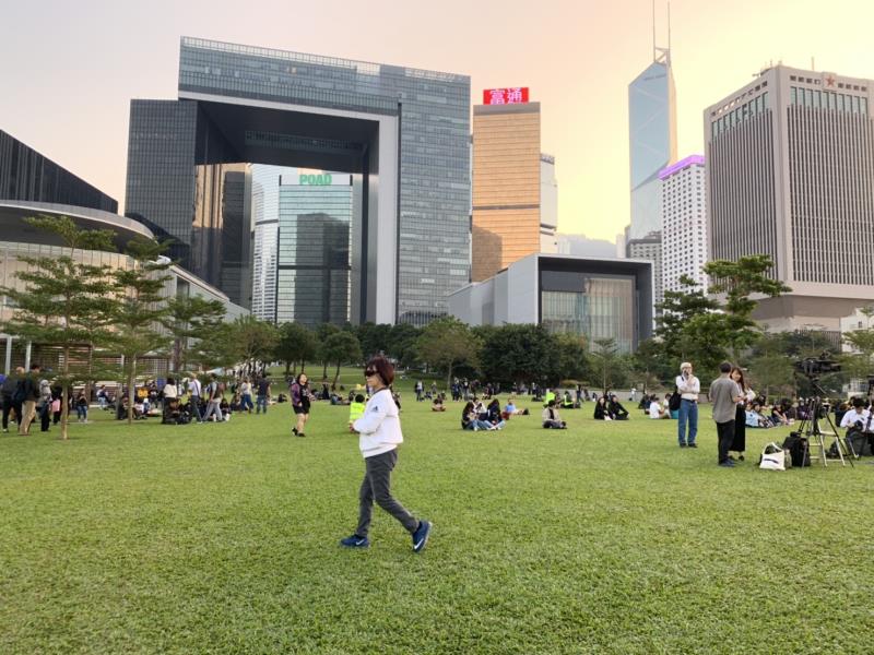 中環海濱和添馬公園開始有市民聚集 譚偉志攝