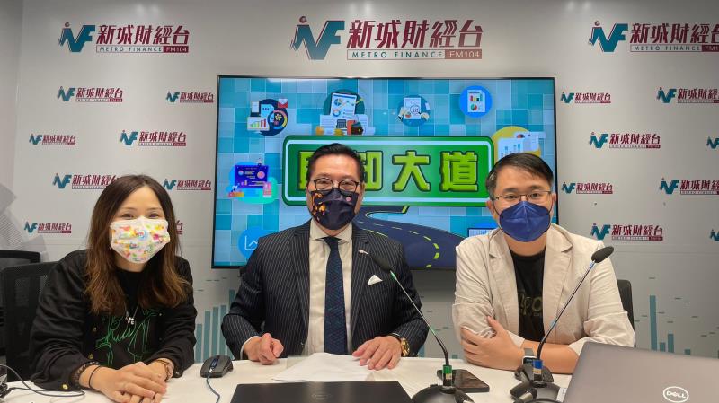 廠商會會長史立德(中)表示, 本港大量人才外流, 政府需研究解決本港人口下跌的問題, 以及吸引技術人才政策.
