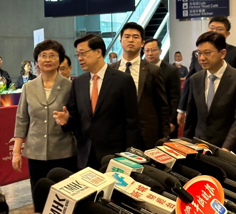 王曉萍(左)表示, 人社部會推進大灣區人才一體化發展, 支持香港以更優越的營商環境引進人才.   譚偉志攝