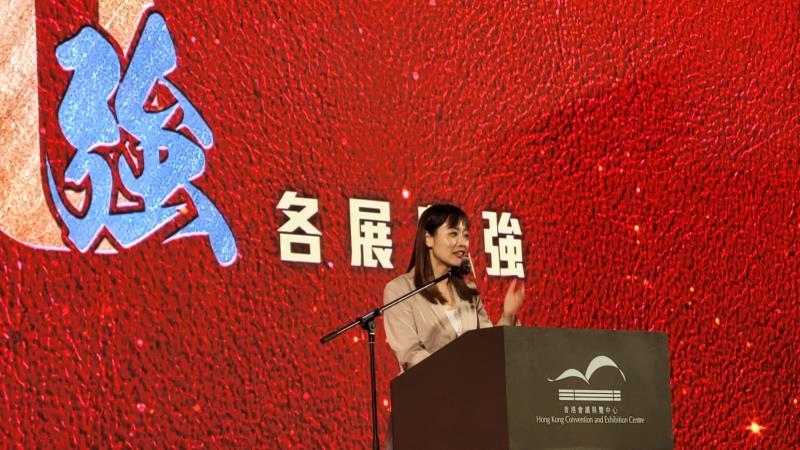 創新科技及工業局局長張曼莉在出席本台主辦的第一屆《商務經濟產業100強發展大獎》上致辭時表示, 創新科技是推動十大產業發展的主要動力, 將繼續推廣創新科技應用, 提高企業生產效率和競爭力. 黃曉瑩攝.