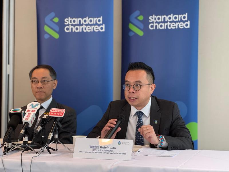 渣打大中華區高級經濟師劉健恒(右)表示, 本港外貿面對不穩定因素, 但仍可服務內地與新興市場的聯繫. 方穎暉攝.
