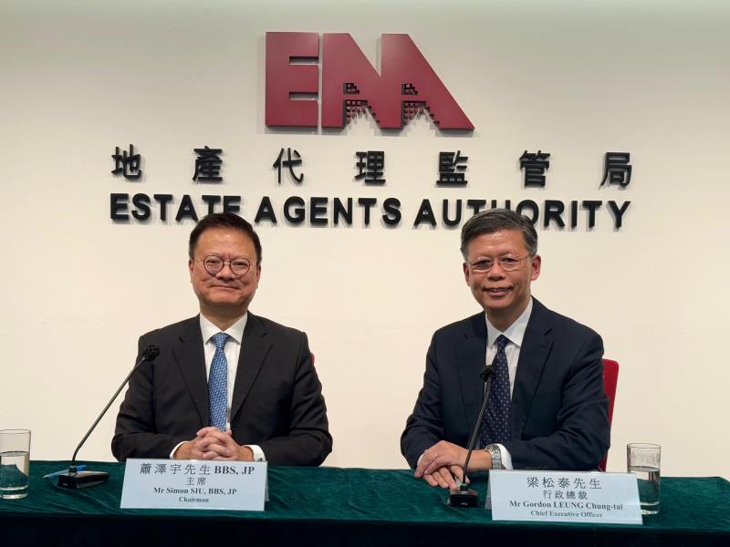 地監局主席蕭澤宇(左)與新上任行政總裁梁松泰(右)總結去年工作. 方穎暉攝.