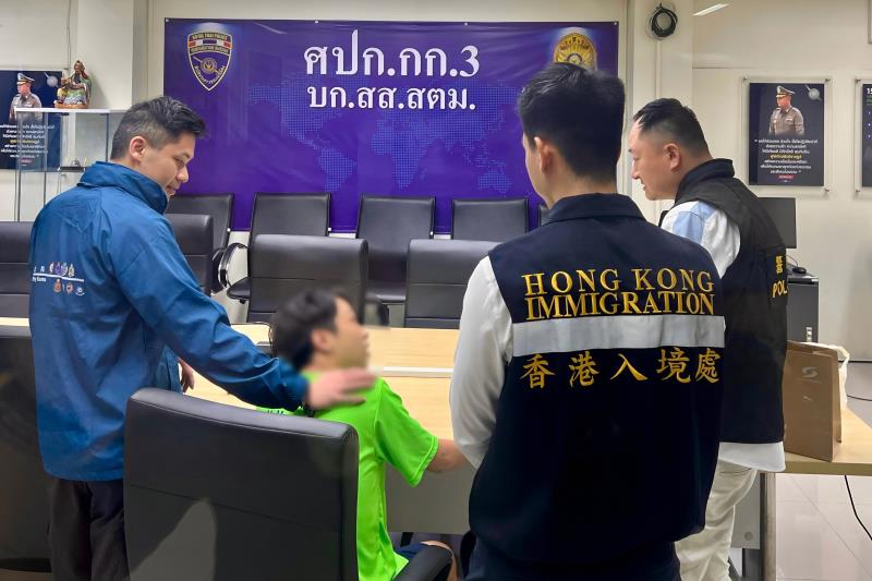 圖示專責小組成員與獲救港人（左二）昨日（一月二十四日）在曼谷的拘留中心見面。