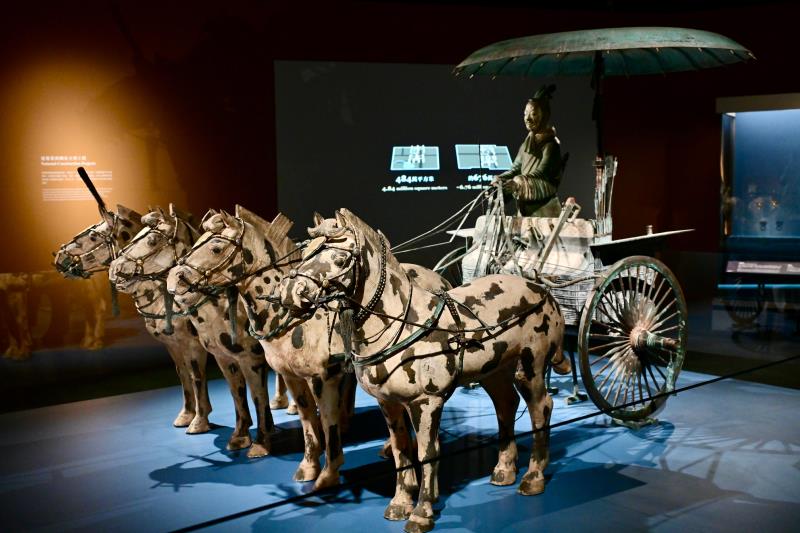 香港歷史博物館的「香港賽馬會呈獻系列：天下一統—陝西秦漢文明展」，明日（四月十六日）起開放給予公眾參觀。圖示一號銅車馬（複製品），是展覽中最大型的開放式展品。原件於陝西省西安市秦始皇帝陵園銅車馬陪葬坑出土，是秦始皇帝陵博物院的藏品。銅車馬陪葬坑共出土兩乘彩繪銅車馬，一前一後排列。一號銅車馬排於前首，形制為單轅、雙輪，前駕四匹銅馬，整體大小是真實車馬的二分之一，真實地模擬古代馬車的形制和結構。