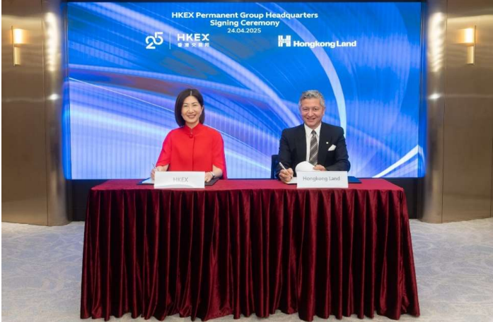 港交所行政總裁陳翊庭(左)與置地行政總裁史米高(右)簽署協議。(置地新聞稿)