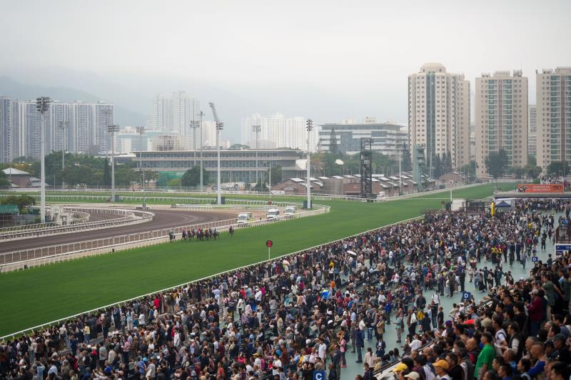 今個馬季截至今天賽事共吸引逾13萬6千名旅客前來香港觀賞賽馬賽事，已經遠超上個馬季全季總數的9萬3千人。 （馬會提供）