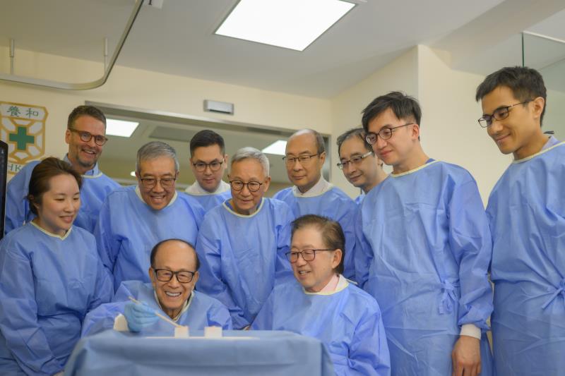 李嘉誠基金會主席李嘉誠(前排左一)到訪養和醫院，參觀Histotripsy 2.0專業培訓及示範過程，並了解肝癌無創組織碎化的臨床應用。(李嘉誠基金會提供照片)