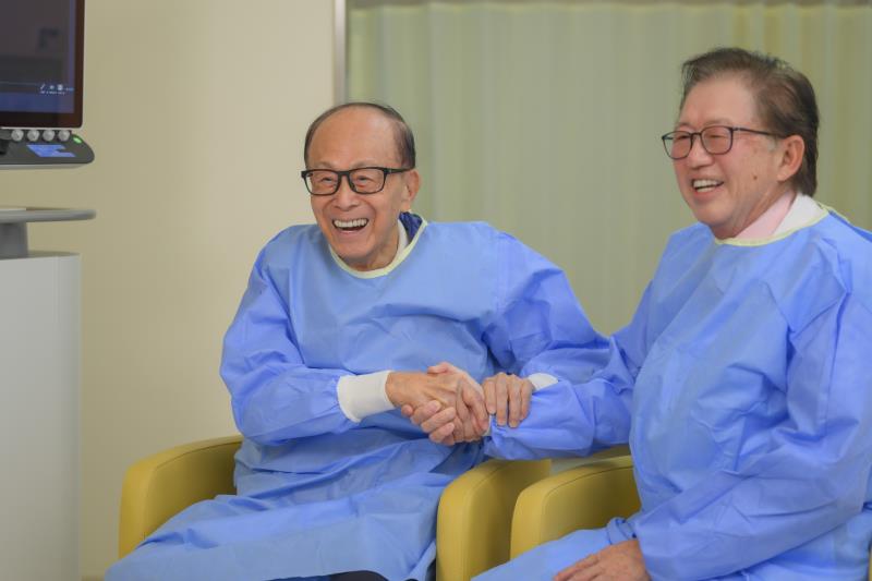 養和醫療集團行政總裁暨養和醫院院長李維達(右)感謝李嘉誠基金會，主席李嘉誠先生回應時指：「能給予病人有這樣好的選擇，何樂而不為？」(李嘉誠基金會提供照片)