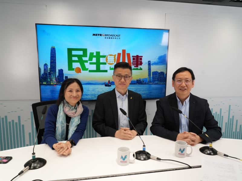 鄭恩賜(中)指，「懶人基金」回報表現亮麗，愈來愈受歡迎。