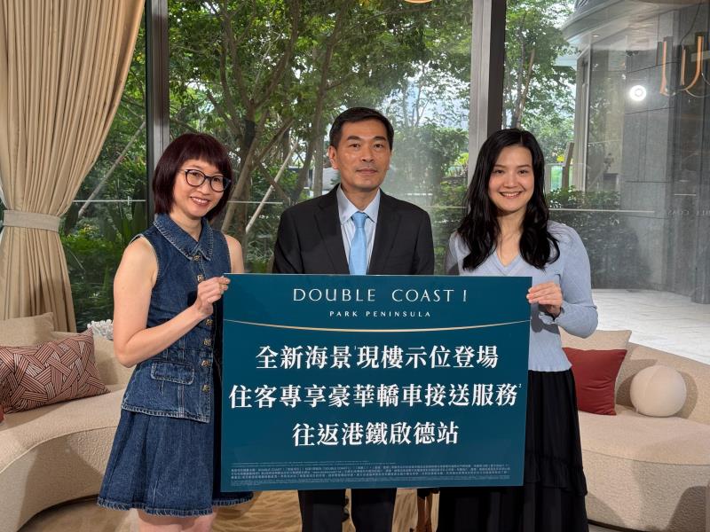 會德豐地產副主席兼常務董事黃光耀（中）表示，下半年有望推出三個項目。方穎暉攝。