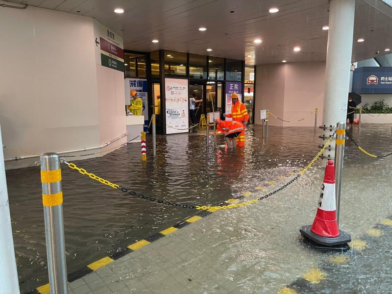 瑪麗醫院水浸受阻 救護車需轉送症病人至律敦治醫院。(渠務署圖片)
