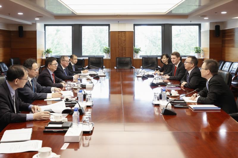 商務部副部長兼國際貿易談判副代表凌激，在北京會見百威亞太首席執行官程衍俊。商務部網站。