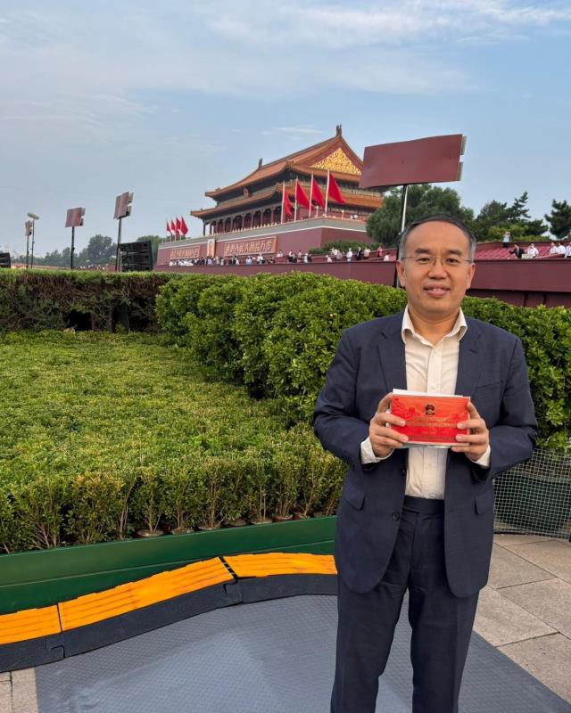 許正宇形容，閱兵時感到百感交集，更堅定不移維護來之不易和平成果。財庫局社交專頁圖片。