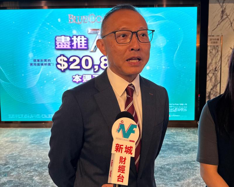 長實營業部首席經理郭子威表示，若美國本周減息幅度超預期，項目有望加價3%。方穎暉攝。