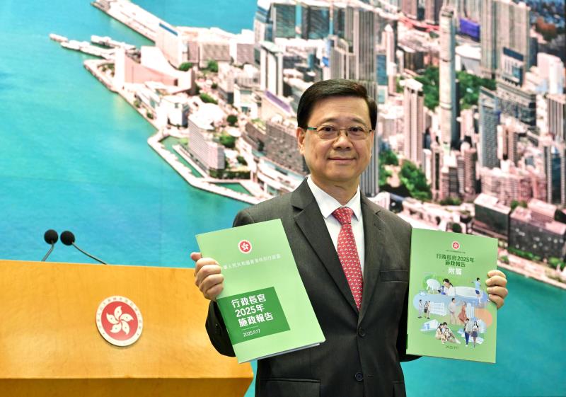 新一份施政報告明日發布，封面會沿用綠色，行政長官李家超表示，是代表活力及延續性。政府新聞處。