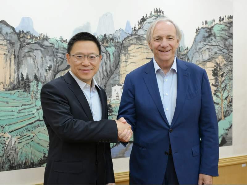 財政部副部長廖岷(左)，在北京會見美國橋水基金創始人達利歐。商務部圖片。