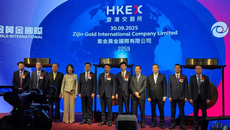 由紫金礦業分拆的紫金黃金國際今日舉行上市儀式，公司集資逾240億元，為本港年內第二大新股。方穎暉攝。