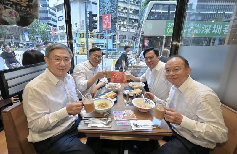 四位司局長，卓永興(左一)、張國鈞(左二)、曾國衞(右一)、黃偉綸(右二)，早上一起享用國慶日茶餐廳的7折早餐, 認為「平靚正」。（卓永興 Facebook 圖片）