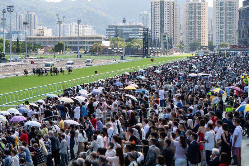 國慶賽馬日吸引逾三萬四千人入場共賀國慶，場內氣氛熾熱，吶喊聲此起彼落。
