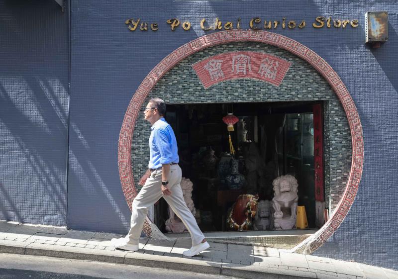 陳茂波趁著黃金周，在中上環「城市漫步」，並與市民旅客輕鬆交流。