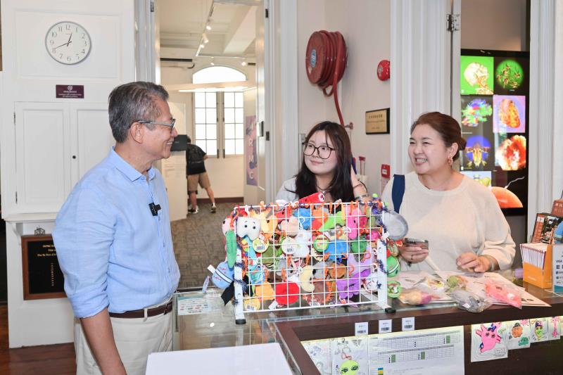 陳茂波趁著黃金周，在中上環「城市漫步」，並與市民旅客輕鬆交流。