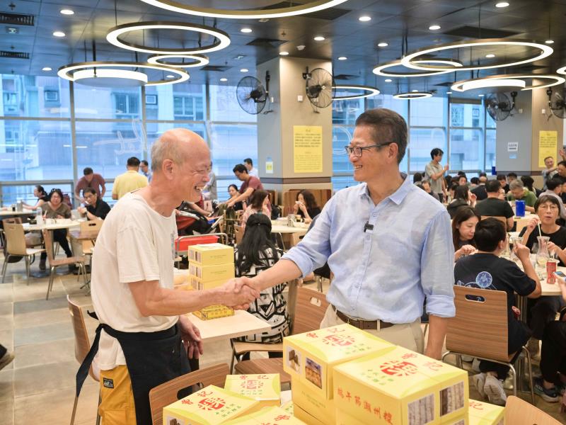 陳茂波趁著黃金周，在中上環「城市漫步」，並與市民旅客輕鬆交流。