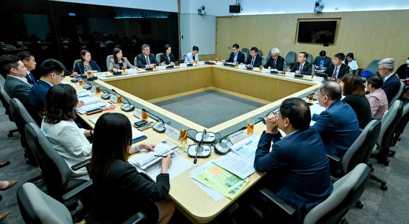 商務及經濟發展局局長丘應樺督導的內地企業出海專班，召開首次督導委員會會議。政府新聞處。