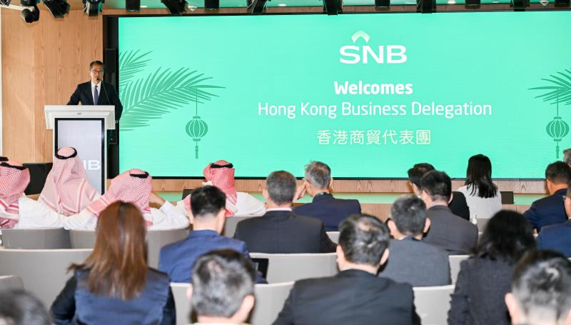 財政司司長陳茂波在沙特阿拉伯利雅得, 與沙特國家銀行代表交流。(政府新聞處圖片)