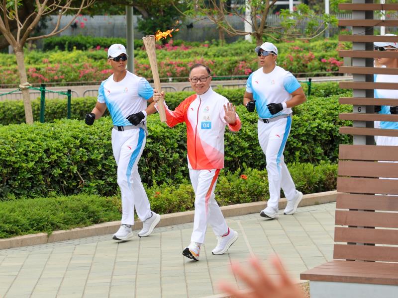 香港賽馬會主席廖長江擔任火炬手，參與第十五屆全國運動會火炬傳遞。