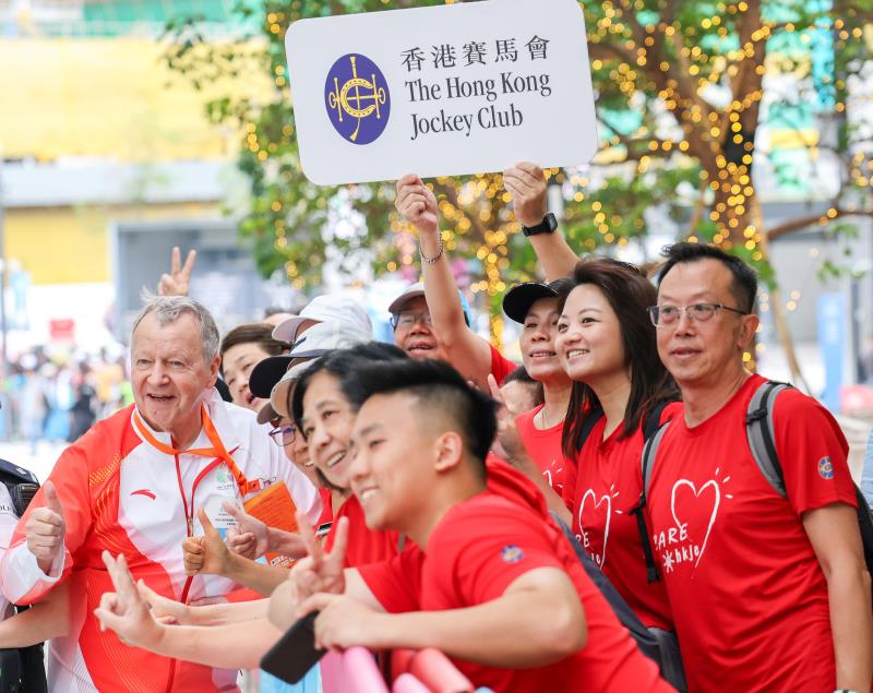 馬會義工隊成員沿著火炬傳遞路線，在金鐘、尖沙咀及啟德為火炬手打氣。