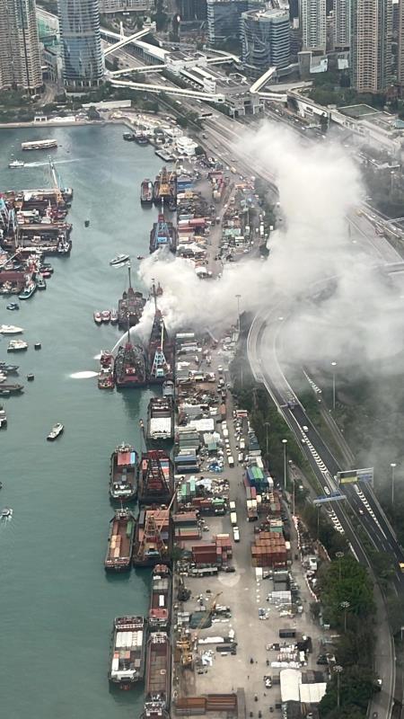 新油麻地避風塘貨船起火濃煙席捲半空。(李倩雯攝)
