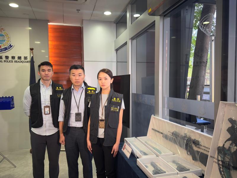 西九龍總區刑事部署理高級警司賈錦林(中)表示，正調查疑犯有否潛逃海外意圖。(袁曉琦攝) 