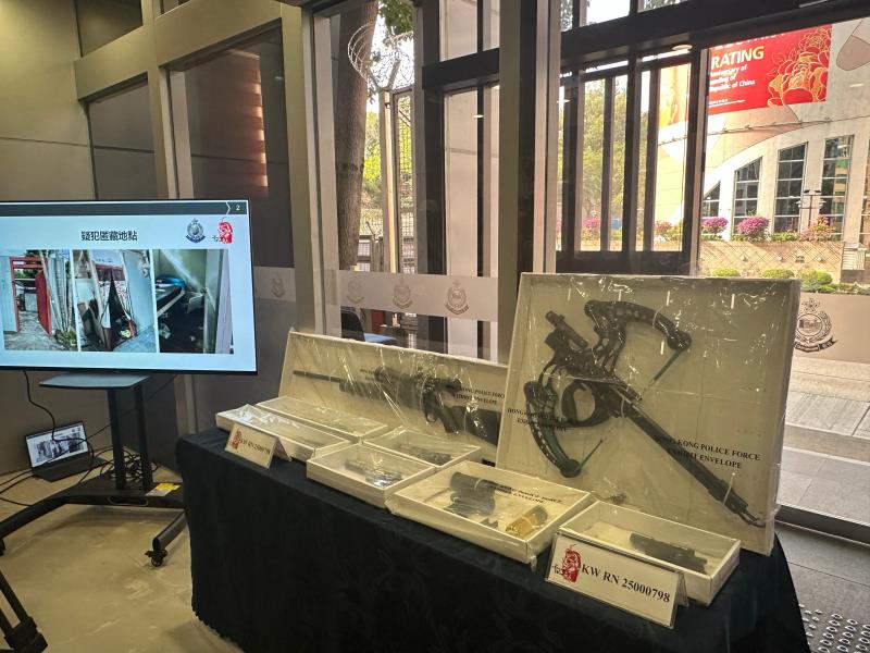 警方在案發單位檢獲5支仿製槍械、弩和長刀等武器。(袁曉琦攝)