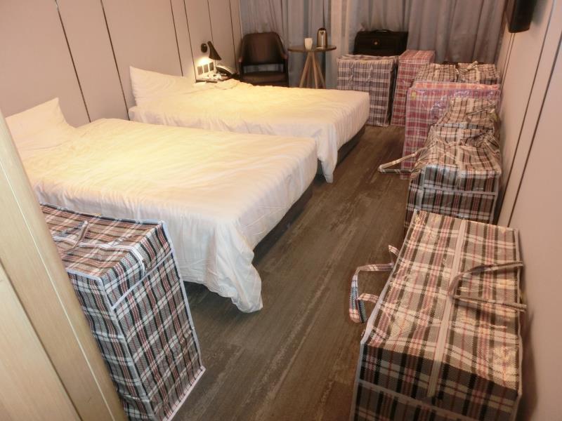 香港海關昨日在葵涌搗破一個懷疑私煙貯存倉庫，檢獲約二十四萬支懷疑私煙，估計市值約一百零八萬元，應課稅值約七十九萬元，並拘捕五名懷疑涉案人士。圖示於涉案酒店房間內部分檢獲的懷疑私煙。