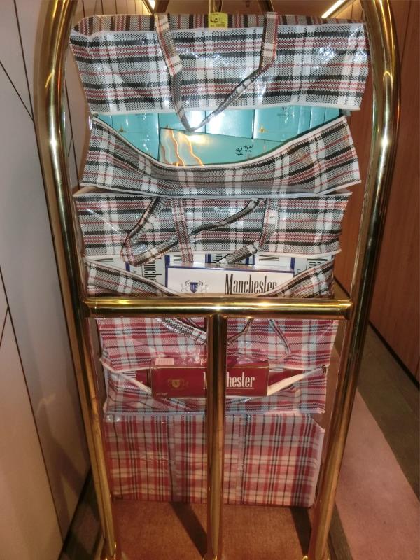 香港海關昨日在葵涌搗破一個懷疑私煙貯存倉庫，檢獲約二十四萬支懷疑私煙，估計市值約一百零八萬元，應課稅值約七十九萬元，並拘捕五名懷疑涉案人士。圖示於涉案酒店房間內部分檢獲的懷疑私煙。