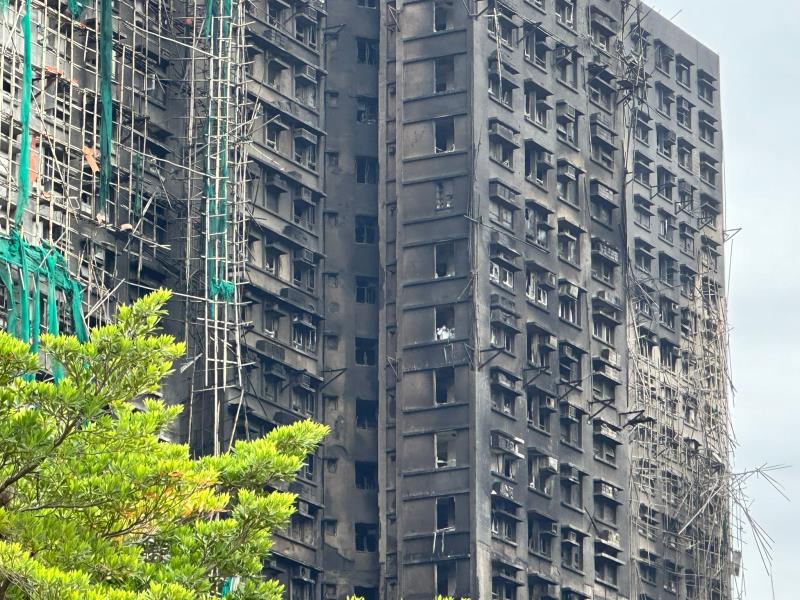 警方「災難遇害辨認組」人員繼續進入災場搜索。 (梁雪瑩攝)