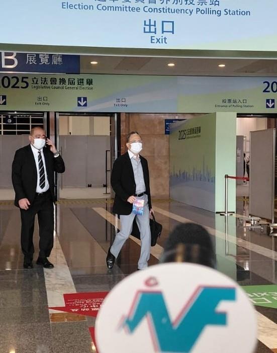 長和主席李澤鉅(前)下午3時半到會展投票後的選委界投票站投票。(黃曉盈攝)