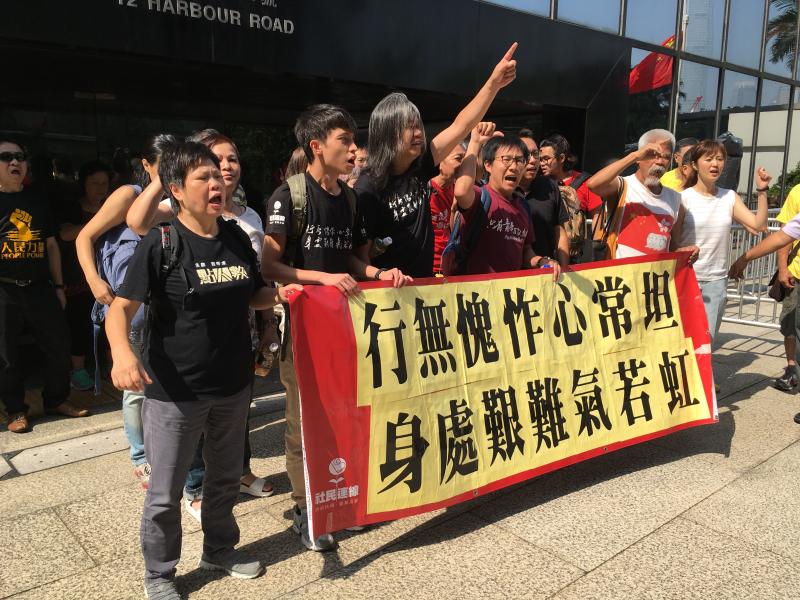 一批社民連及人民力量的成員在法院外聲援梁國雄. 江富銘攝
