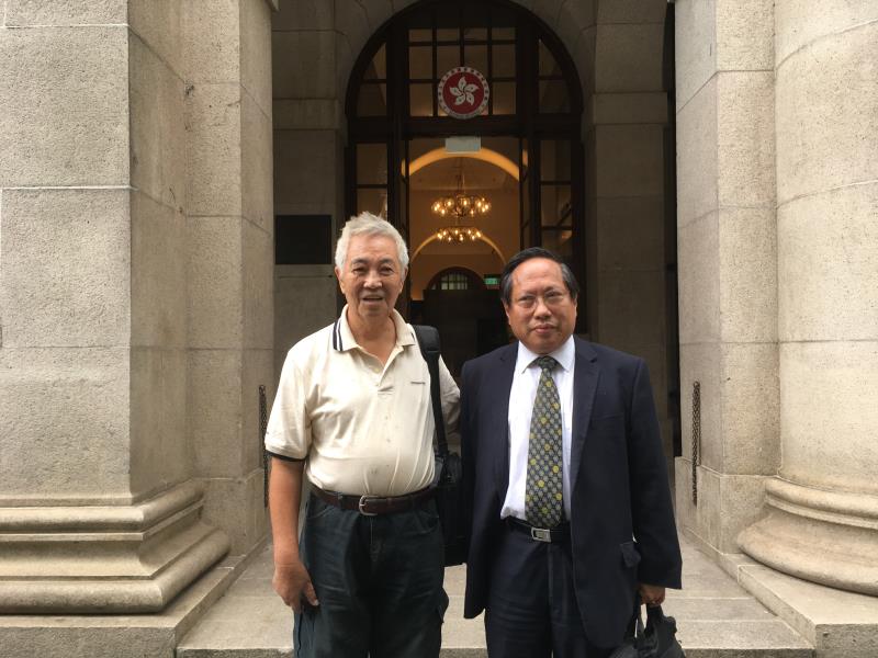 郭卓堅(左)就禁止立法會議員, 在自願辭職後半年內參加補選的替補機制, 提出司法覆核 江富銘攝