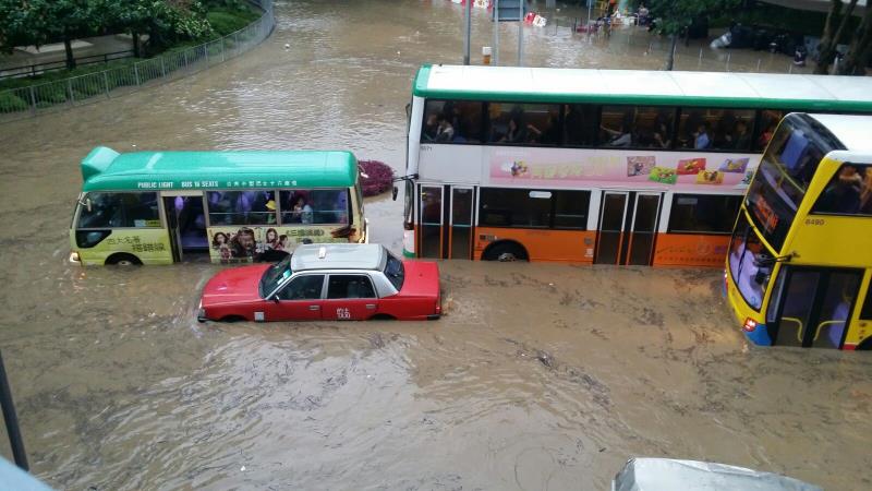 黑色暴雨警告生效, 本港多處出現水浸, 其中柴灣興華邨對開馬路水有車輛受浸 聽眾提供
