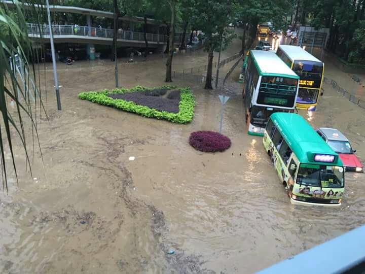 本港多處下大雨, 柴灣道環翠道迥璇處嚴重水浸  聽眾提供