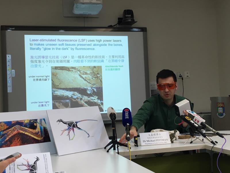 香港大學古生物學家文嘉棋研發出激光誘導螢光技術.(周可茵攝)