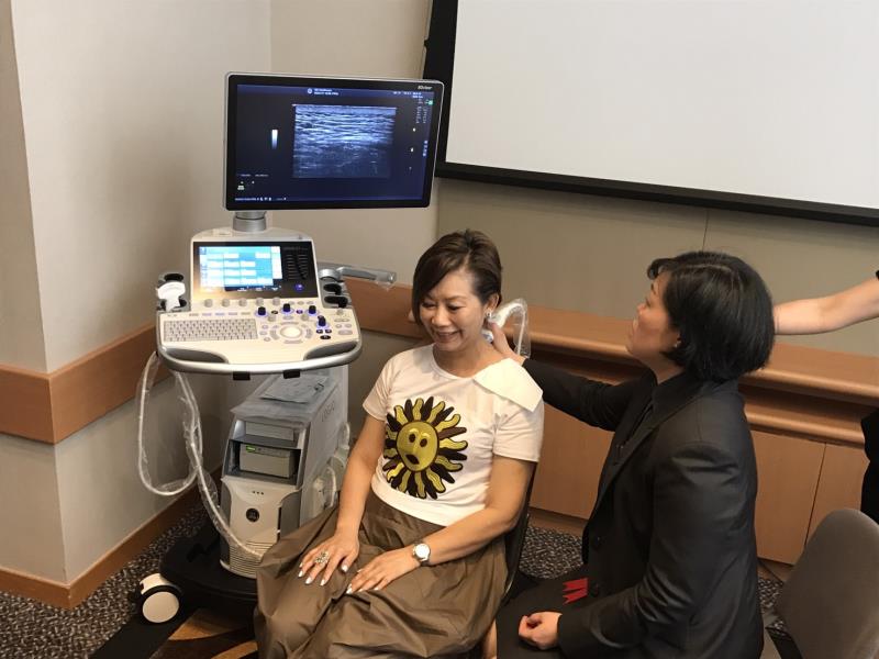 醫生示範以動態超聲波儀器了解患者情況.江偉茵攝