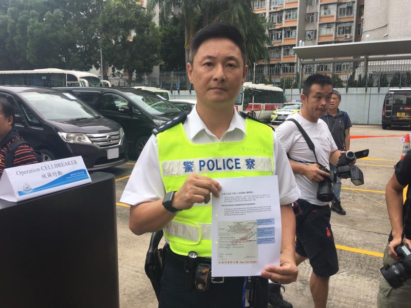 警務處西九龍交通部總督察劉達輝說必須持有出租汽車許可證才可載客取酬.許超穎攝
