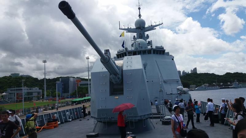 導彈驅逐艦銀川號上有一枝130毫米口徑的主炮, 可作出對空攔截, 有一定防空反導能力.(何嘉駿攝)