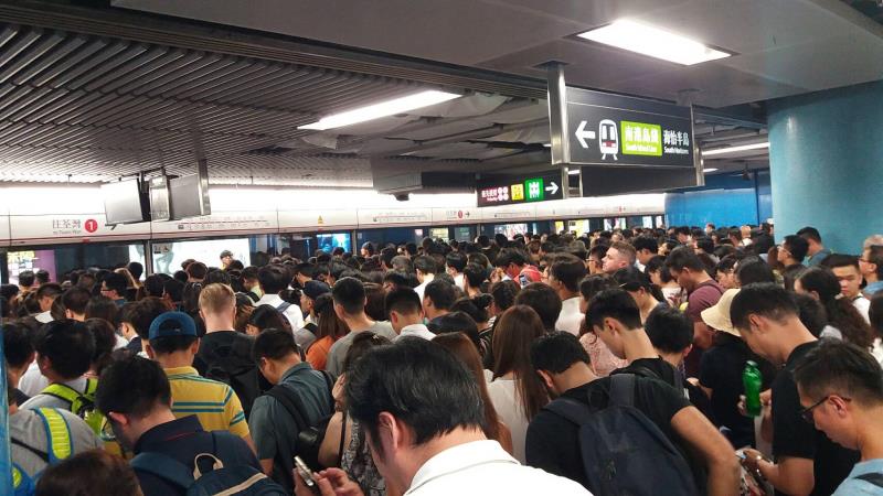 金鐘站月台迫滿候車乘客